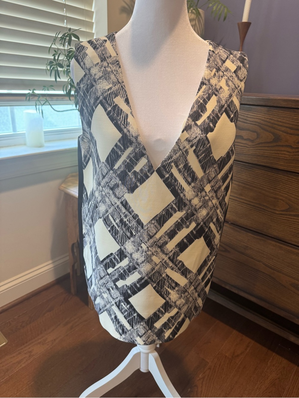 Burberry. Worn 1x. Sleeveless V-Neck Graphic Print Top in Ivory and Black